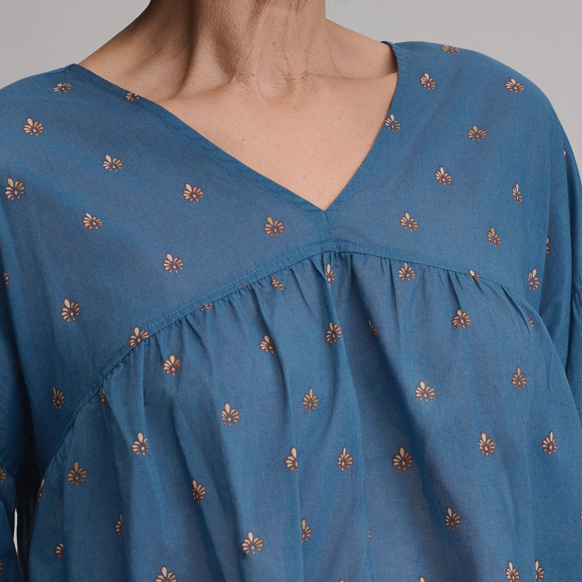Women's Long-Sleeve V-Neck Relaxed Woven Popover